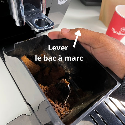 vider-le-bac-a-marc-delonghi-2